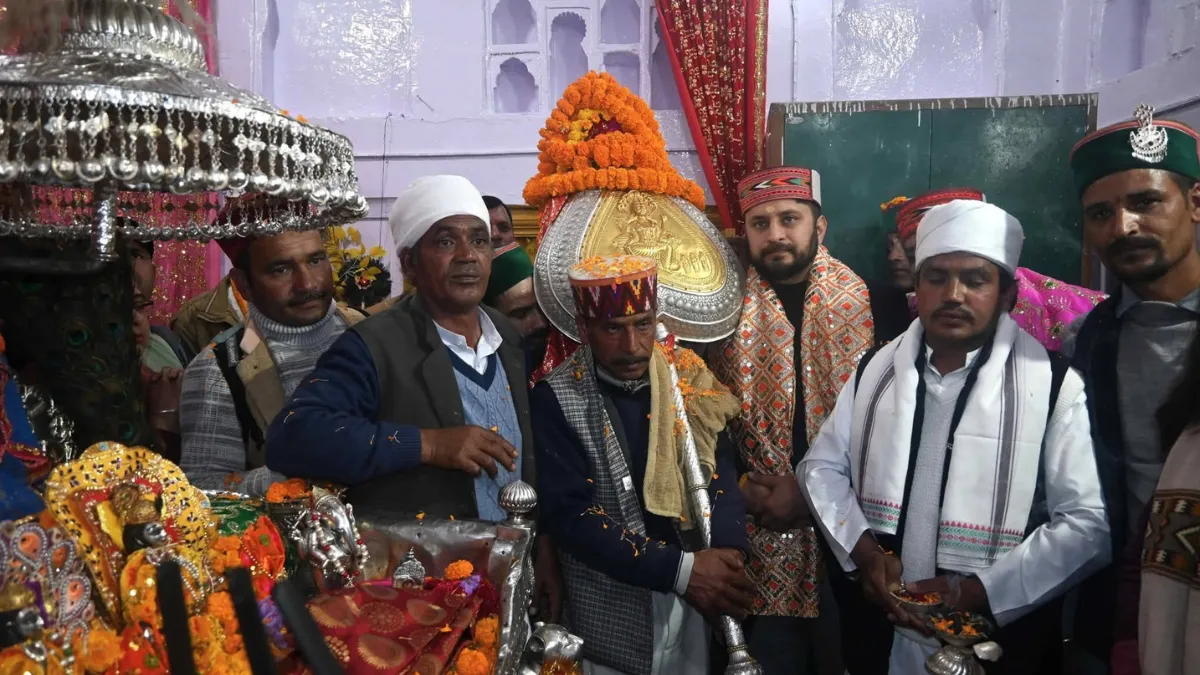 Devotees offering prayers and performing rituals during Maha Shivaratri in Mandi